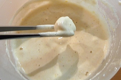 Knoblauchzehen im Bierteig