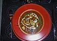 Tomatensuppe verziert mit Sahne, Balsamico und Croutons