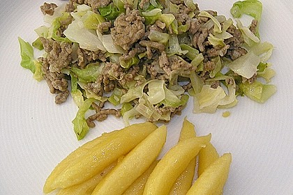 K&auml;sesp&auml;tzle mit Spitzkohl, Champignons und Hackfleisch
