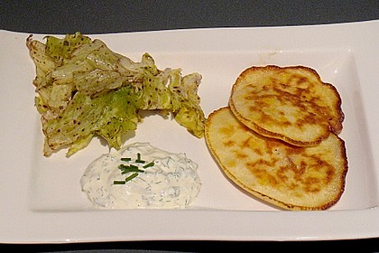 Maisblini mit Dill - Dip