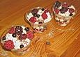 Schokoladenbecher mit Baiser und frischen Beeren