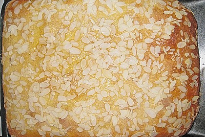 Gedeckter Kirschkuchen mit Vanillecreme