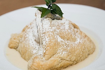 Gef&uuml;llter Apfel im Bl&auml;tterteigmantel mit Tonkabohnensauce