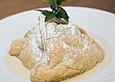 Gef&uuml;llter Apfel im Bl&auml;tterteigmantel mit Tonkabohnensauce