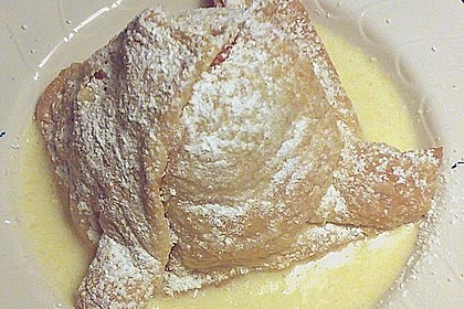 Gef&uuml;llter Apfel im Bl&auml;tterteigmantel mit Tonkabohnensauce 1