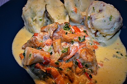 Kleine Kartoffel - Speckknödel mit Pfifferlingen in Rahm 14