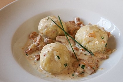 Kleine Kartoffel - Speckknödel mit Pfifferlingen in Rahm