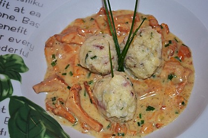 Kleine Kartoffel - Speckknödel mit Pfifferlingen in Rahm 13