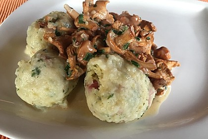 Kleine Kartoffel - Speckknödel mit Pfifferlingen in Rahm 15