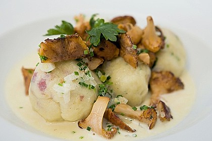 Kleine Kartoffel - Speckknödel mit Pfifferlingen in Rahm 2