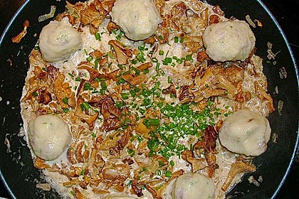 Kleine Kartoffel - Speckknödel mit Pfifferlingen in Rahm 10