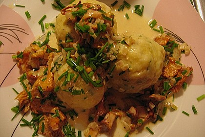 Kleine Kartoffel - Speckknödel mit Pfifferlingen in Rahm 4