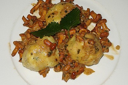 Kleine Kartoffel - Speckknödel mit Pfifferlingen in Rahm 7