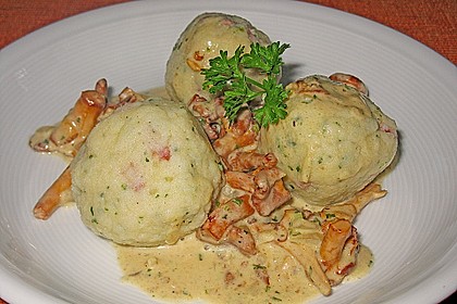 Kleine Kartoffel - Speckknödel mit Pfifferlingen in Rahm 6