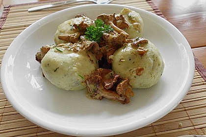 Kleine Kartoffel - Speckknödel mit Pfifferlingen in Rahm 5