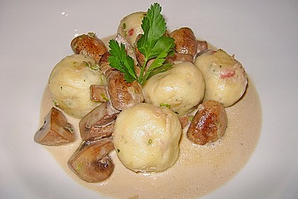 Kleine Kartoffel - Speckknödel mit Pfifferlingen in Rahm 3