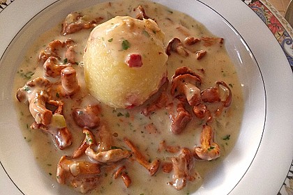 Kleine Kartoffel - Speckknödel mit Pfifferlingen in Rahm 11