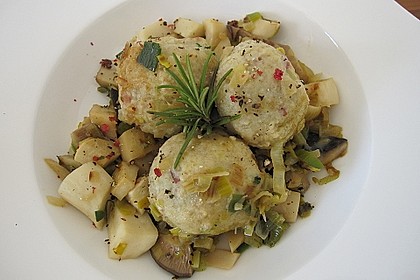 Kleine Kartoffel - Speckknödel mit Pfifferlingen in Rahm 16