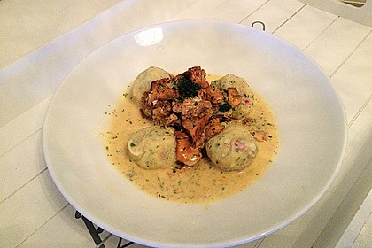 Kleine Kartoffel - Speckknödel mit Pfifferlingen in Rahm 1