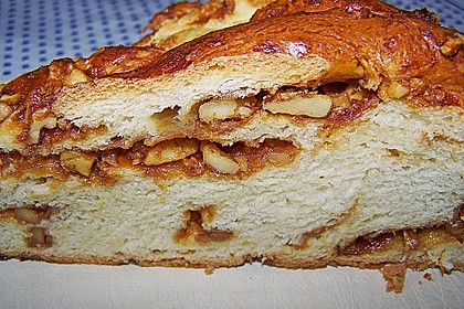 Hefezopf mit karamellisierten Waln&uuml;ssen 1