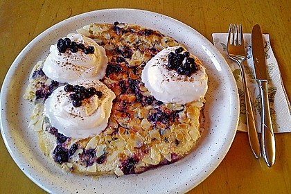 Blaubeerpfannkuchen mit Soße