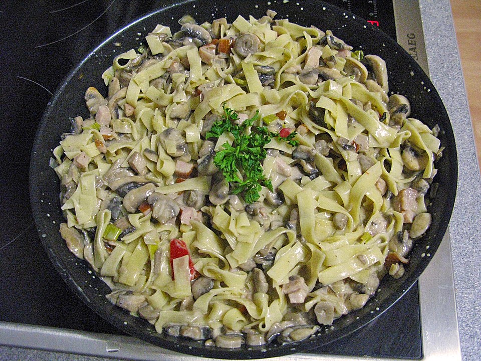 Tagliatelle in Champignon-Sahne-Soße