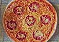 Pizza Salami mit Knoblauch