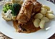 Gebratener gr&uuml;ner Spargel mit Schweinefleisch - R&ouml;llchen