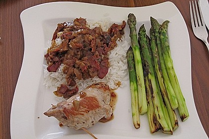 Gebratener grüner Spargel mit Schweinefleisch - Röllchen