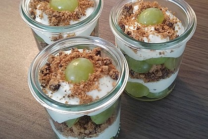 Schichtdessert mit Weintrauben
