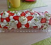 Biskuitrolle mit Erdbeer - Sahne - F&uuml;llung (Bild)