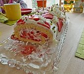 Biskuitrolle mit Erdbeer - Sahne - F&uuml;llung (Bild)