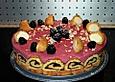 Windbeuteltorte mit Beeren