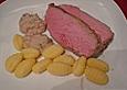 Rosa gebratener Kalbstafelspitz auf Fr&uuml;hlingskr&auml;utersauce mit Pilzen und Gnocchi