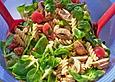 Mediterraner Nudelsalat ohne Mayo mit Feldsalat und getrockneten Tomaten