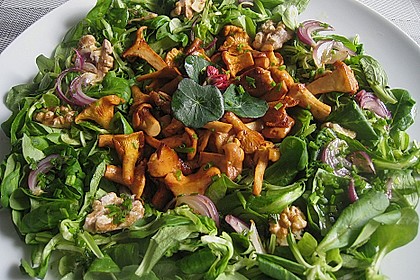 Feldsalat mit Pfifferlingen und karamellisierten Waln&uuml;ssen