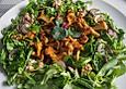 Feldsalat mit Pfifferlingen und karamellisierten Waln&uuml;ssen