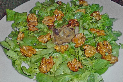 Feldsalat mit Pfifferlingen und karamellisierten Waln&uuml;ssen 1