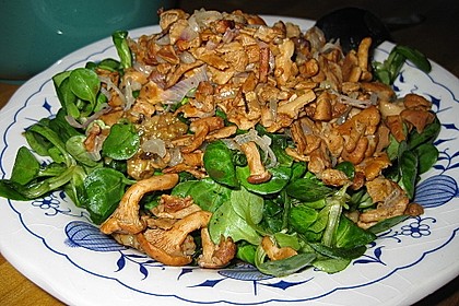 Feldsalat mit Pfifferlingen und karamellisierten Waln&uuml;ssen 2
