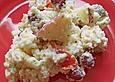 Leckerer Couscous Salat mit sauren Gurken, Bohnen, Tomaten, &Auml;pfeln, K&auml;se und Joghurtso&szlig;e