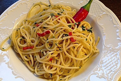Spaghetti mit Knoblauch, Öl und Pfefferschote