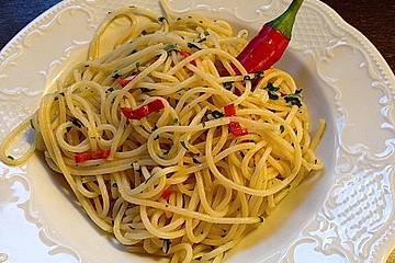 Spaghetti mit Knoblauch, Öl und Pfefferschote