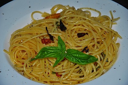Spaghetti mit Knoblauch, Öl und Pfefferschote 4