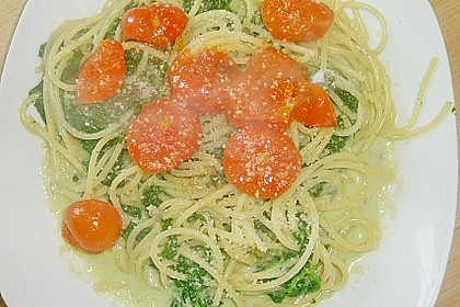 Spaghetti mit Spinat - Frischk&auml;seso&szlig;e und gebratenen Tomaten