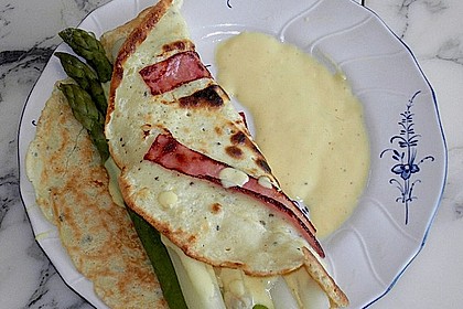 Spargel auf Eierkuchen mit Schinken und wei&szlig;er Sauce mit Gorgonzola