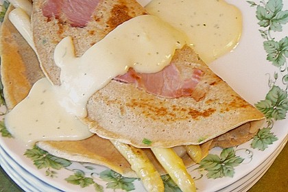Spargel auf Eierkuchen mit Schinken und wei&szlig;er Sauce mit Gorgonzola 2