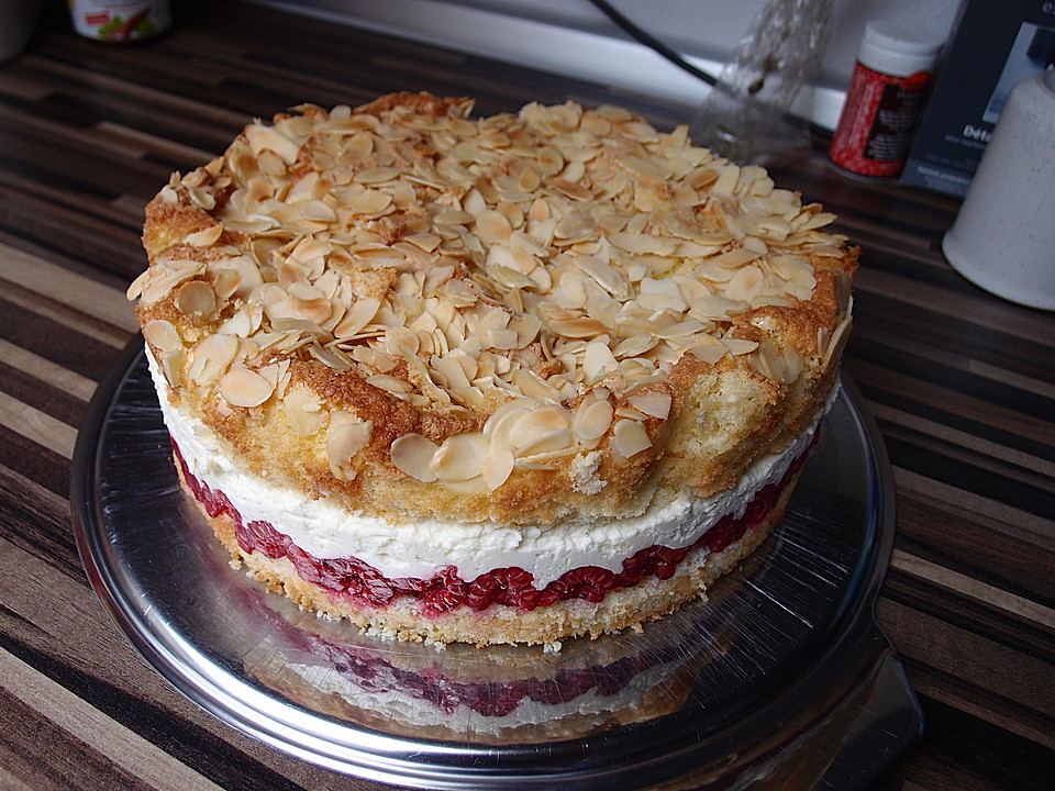 Pellwormer Bienenstich mit Erdbeeren (Rezept mit Bild) | Chefkoch.de