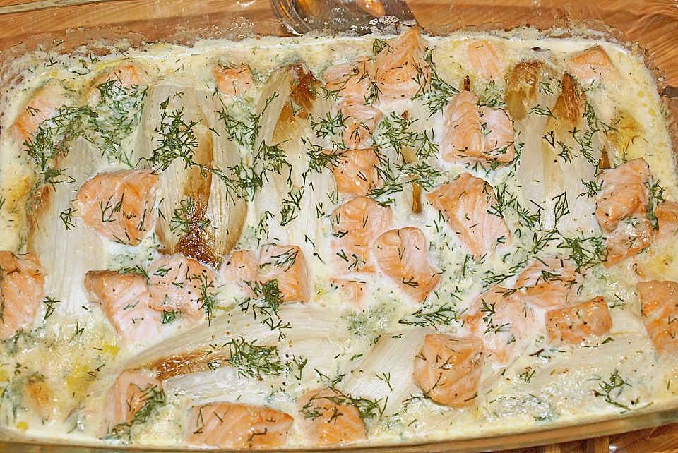 Mit Käse überbacken Broccoli-Lachs-Auflauf