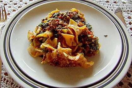 Gratinierte Bandnudeln  mit Hackfleisch, Blattspinat und Tomaten 3