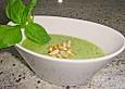 Kalte Gurkensuppe mit Pinienkernen